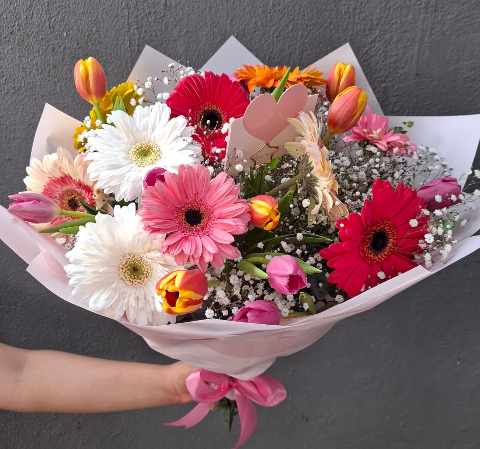 Ramo de gerberas y tulipanes